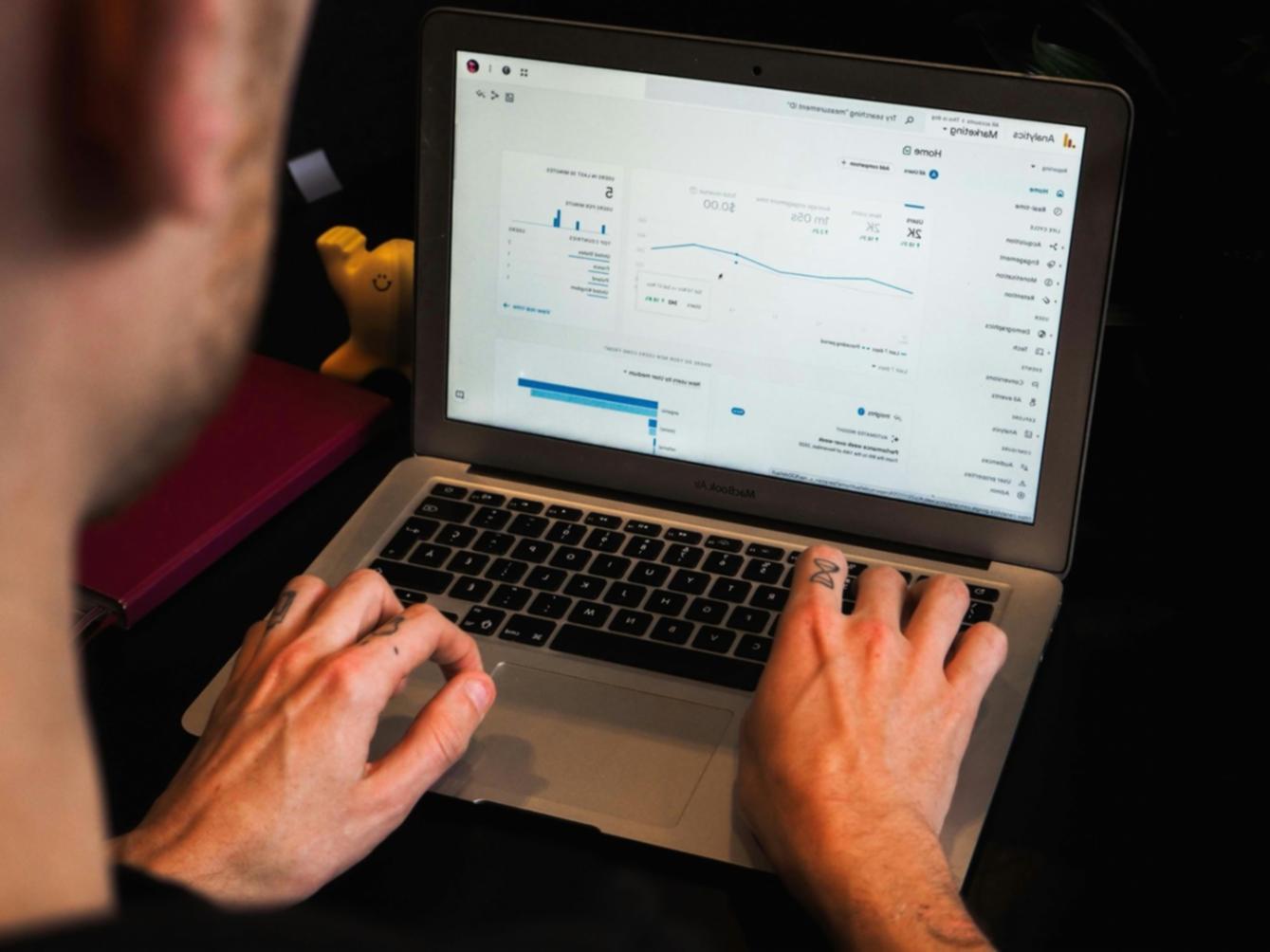 Cashflow-Diagramm und Finanzanalyse auf Bildschirm